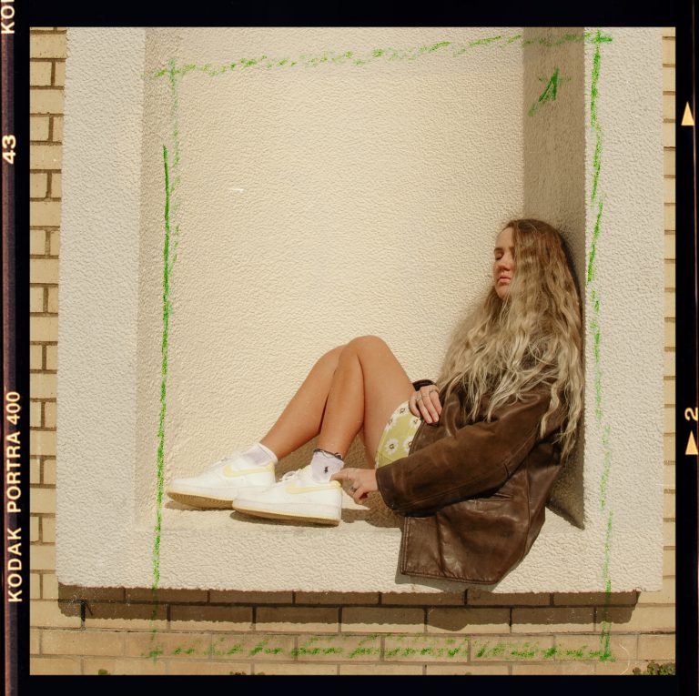 Track Review: Never Get It Right // Inés Rae