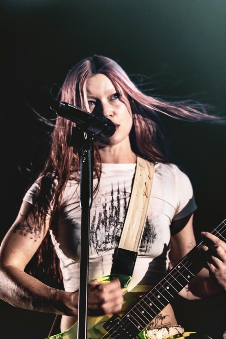 Live Review: Wet Leg // Liverpool Guild Of Students Mountford Hall, 15.11.25